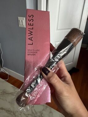 LAWLESS Dual-Ended Powder Brush in Black with Brown Bristles